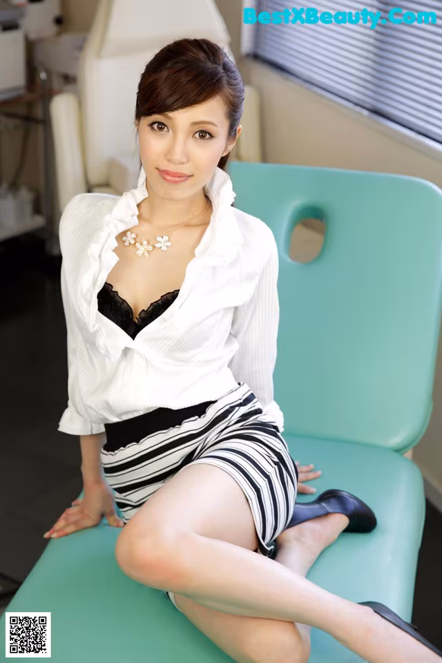 Yura Hitomi - Chemales Foto Desnuda